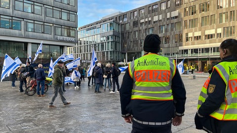 Polizisten beobachten eine Veranstaltung im Vorfeld des Fußballspiels VfB Stuttgart - Maccabi Tel Aviv