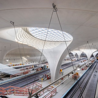 In der künftigen S21-Bahnhofshalle scheint fast alles fertig zu sein, doch eine SWR-Recherche zeigt: Es gibt in mehreren Bereichen Verzögerungen.