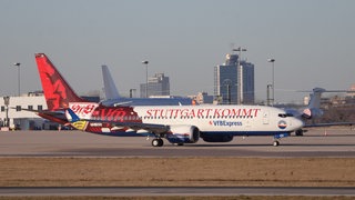 Ein Flugzeug geschmückt mit dem VfB-Logo und dem Wappentier der Stadt Stuttgart