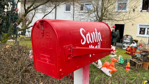Der rote Santa-Mail-Briefkasten steht vor dem Haus von Matze und Denis Kegreiß.