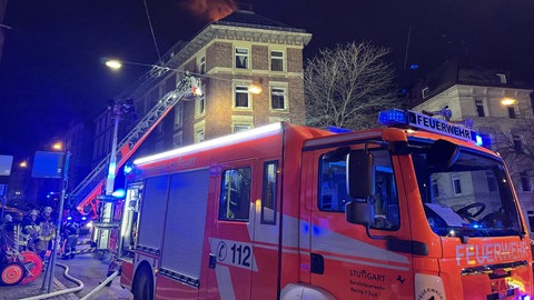 Die Feuerwehr bekämpfte in der Silvetsernacht in Stuttgart-Mitte einen Brand im Dachbereich eines Mehrfamilienhauses. Der Brand wurde durch Einsatzkräfte der Berufsfeuerwehr Stuttgart schnell gelöscht. 