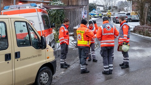 Einsatzkräfte stehen nahe der Unglückstelle: Der Treppeneinsturz in Oppenweiler hatte einen Großeinsatz mit 70 Einsatzkräften zur Folge. Auch ein Rettungshubschrauber war im Einsatz.