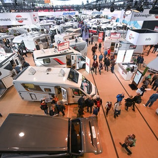 Blick über die Wohnmobile verschiedener Anbieter bei der Messe Caravan, Motor und Touristik (CMT)