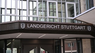 "Landgericht Stuttgart" steht über dem Eingang des Gerichtsgebäudes. Dort wurde ein Mann zu lebenslanger Haft wegen Mordes verurteilt.