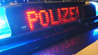 Die Aufschrift "Polizei" leuchtet an einem Polizeifahrzeug. In Ludwigsburg sind in der Nacht auf Dienstag Schüsse gefallen. (Symbolbild)