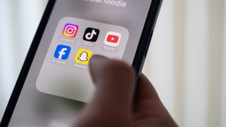 Eine Frau hält ein Smartphone, auf dessen Display verschiedene Social Media Apps angezeigt werden. Influencer, Shitstorms und Cancel Culture pägen nicht nur online Diskussionen, sondern bringen auch echte veränderungen in der Region Stuttgart.