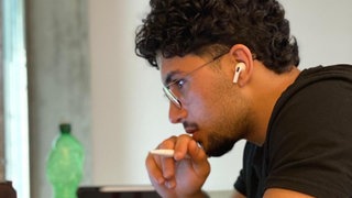 Ramzi Awat Nabi sitzt an einem Schreibtisch. Vor seiner Abschiebung hatte er an der Hochschule Esslingen Nachhaltige Gebäude- und Energietechnik studiert.