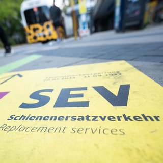 Ein Aufkleber weist an einer Ersatzhaltestelle auf Schienenersatzverkehr hin