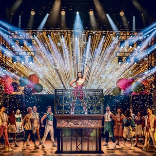 Mehrere Darstellerinnen und Darsteller performen das Musical "& Julia". Es ersetzt das Queen-Musical "We will rock you" in Stuttgart. 