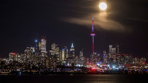 Der Mond geht über der Skyline von Toronto auf. Gut zu erkennen der Fernsehturm.
