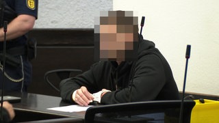 Ein Angeklagter im Landgericht Stuttgart: Er wird verdächtigt, eine Frau in einem Wald bei Sindelfingen ermordet zu haben.