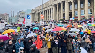 Rund 7.000 Menschen bei der Demonstration auf dem Schlossplatz in Stuttgart. Die forderten die Überprüfung rechtsextremer Parteien.
