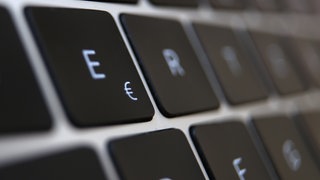 Ein Eurozeichen (M) ist auf der Tastatur eines Laptops zu sehen. 