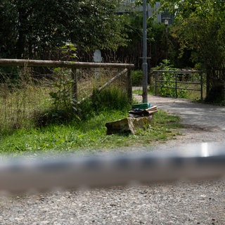 Polizeiabsperrung am Rand von Filderstadt: Dort wurde im Sommer 2025 ein Koffer mit einer Leiche gefunden.