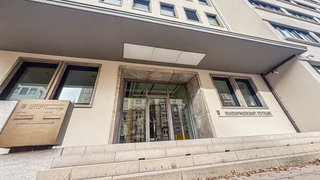 Die Staatsanwaltschaft Stuttgart: Zwei Bedienstete dort sollen auch in Verbindung mit dem Fall eines Mordversuchs in Tamm gegen Geld und Schmuck Dienstgeheimnisse an Dritte weitergegeben haben. Nun hat die Staatsanwaltschaft Heilbronn Anklage erhoben.
