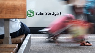 Eine S-Bahn steht am Gleis: Verspätungen und Ausfälle waren 2025 extrem hoch in der Region Stuttgart. Doch eine direkte Entschädigung für Fahrgäste gibt es nicht - trotz Zahlungen der Deutschen Bahn. (Archivbild)