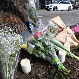 Blumen lagen nach dem Raserunfall von Ludwigsburg am Fuß des Baums, der das Auto der beiden Opfer stoppte. Am Jahrestag findet dort eine Mahnwache statt - der Baum wurde mittlerweile gefällt, dafür wurde zum Andenken ein neuer gepflanzt. (Archivbild)