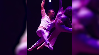 Dmitriy Grygorov und seine Partnerin bei der Zirkus-Nummer "Flight of Passion".