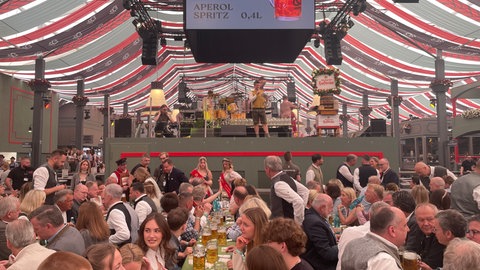 Der Fassanstich fand um 11:30 Uhr im Festzelt "Beim Benz" statt.
