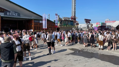 Auf dem Cannstatter Wasen sind viele Menschen am ersten Tag des Frühlingsfests.
