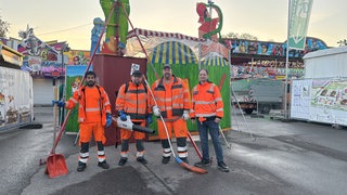 Müllwerker reinigen das Festgelände auf dem Cannstatter Wasen