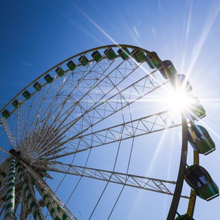 Sonne über dem Riesenrad: Das Frühlingswetter hat bisher für viele Gäste auf dem Stuttgarter Frühlingsfest 2026 gesorgt. 