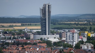Die Bauruine Schwabenlandtower ist am Rande von Fellbach: Vor zehn Jahren stockt dort der Bau nach der Insolvenz der damaligen Projketgesellschaft. Nun müssen sich zwei Investoren vor Gericht verantworten.