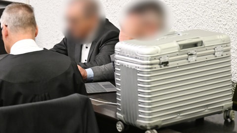 Investor Michael W. (79, links) und sein Sohn Mark W. (46) vor dem Landgericht Stuttgart: Die beiden Unternehmer hatten den Gewa-Tower in Fellbach gebaut, waren aber 2016 in die Insolvenz geschlittert. Jetzt müssen sie sich wegen Insolvenzverschleppung und Marktmanipulation verantworten