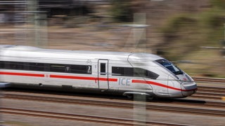 Zwei Wochen hält der ICE von München her kommend nicht am Hauptbahnhof Stuttgart. Da der Pragtunnel saniert wird, weichen die Züge auf den Bahnhof Esslingen aus. Auch der Nahverkehr und die S-Bahnen sind betroffen. (Symbolbild)