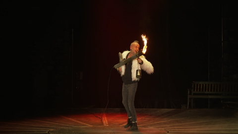 Hubertus Wawra, der Zirkusclown hat eine brennende Jacke an