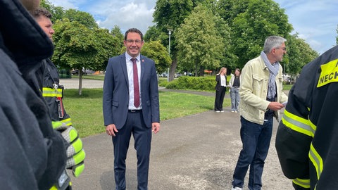 Wolfgang Gogel (parteilos) wohnt seit 2013 mit seiner Familie in Neckartailfingen. Nach vier Jahren als Bürgermeister im Amt weiht er die erneuerte Hochwasserschutzwand ein.