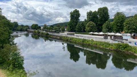 Entlang des Neckars wurde die Hochwassermauer aus Stahlbeton um etwa einen halben Meter erhöht. Im Hintergrund sind die Festhalle, ein kleiner Park und ein Biergarten zu sehen.