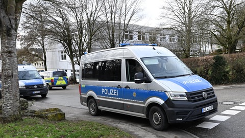 Polizeiwagen vor einer Schule