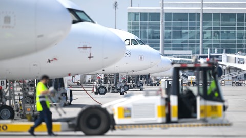 Geparkte Flugzeuge: Wegen einer unklaren Drohnen-Sichtung war der Flughafen in München rund eine Stunde lang gesperrt.
