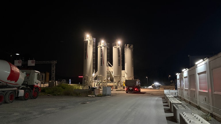 A81-Ausbau: Hier wird Beton gemischt.