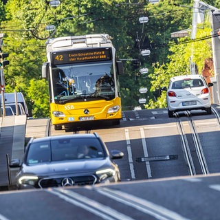 Ein Bus der SSB fährt über die hügeligen Straßen in Stuttgart. Künftig können Fahrgäste beim Ticketkauf im Bus nicht mehr bar bezahlen.