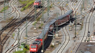 Nach einem Böschungsbrand ist die Sperrung am Stuttgarter Hauptbahnhof wieder aufgehoben. 