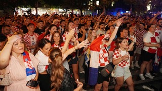 Kroatische Fußballfans beim Public Viewing