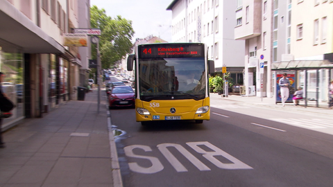Auch an der Bushaltestelle in der Olgastraße in Stuttgart fragt sich so mancher Fahrgast, wo die Rauchverbotszone liegt.
