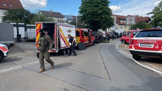 Einsatzkräfte der Polizei und der Feuerwehr sind bei einem Einsatz in Ingersheim. 
