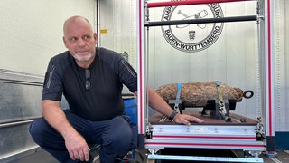 Christoph Rottner vom Kampfmittelbeseitigungsdienst mit der entschärften Fliegerbombe: Für ihn war der Einsatz in Bad Cannstatt Routine.