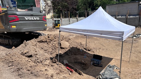 Die Weltkriegsbombe war bei archäologischen Grabungsarbeiten in Stuttgart im Stadtteil Bad Cannstatt gefunden worden. Sie muss laut Polizei sofort entschärft werden.