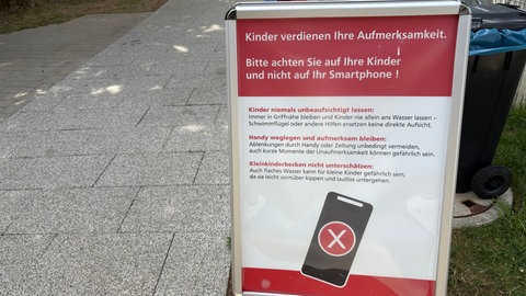 Verbotsschilder im Erbstettener Freibad. 