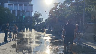 Wasserspiele gegen Hitze auf dem Arsenalplatz in Ludwigsburg