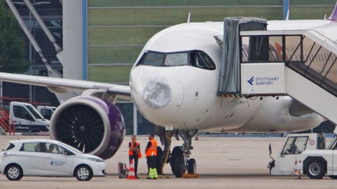 Ein Flugzeug der Air Cairo steht nach einem Hagelschauer beschädigt am Flughafen in Stuttgart. 