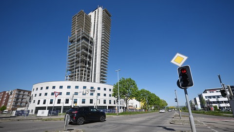 Der Schwabenlandtower in Fellbach liegt direkt an der Ausfallstraße Richtung Waiblingen. Der Wohnkranz ringsum ist seit Jahren bewohnt. Was aus der Bauruine dahinter wird, ist weiter unklar.