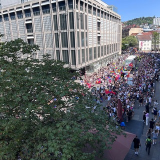 Menschen beim CSD in Stuttgart 
