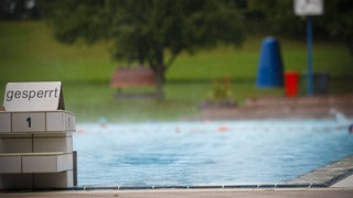 Ein gesperrtes Becken eines Freibads in Stuttgart.