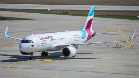 Ein Flugzeug am Stuttgarter Flughafen (Symbolbild)