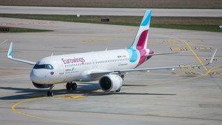 Ein Flugzeug am Stuttgarter Flughafen (Symbolbild)